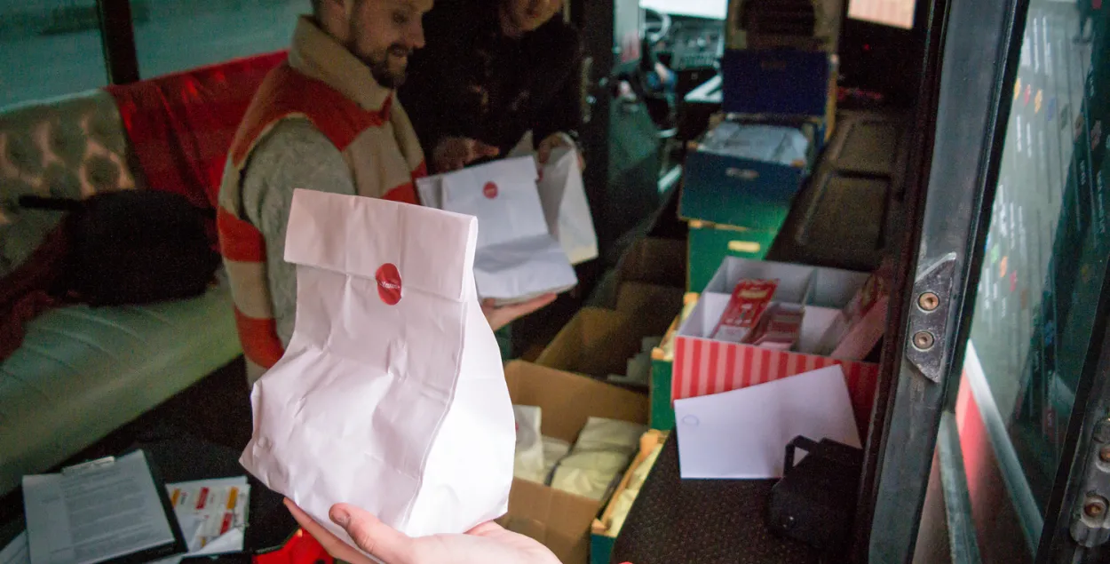 В ящиках целая тонна новогоднего фрукта! Фото: Еврорадио