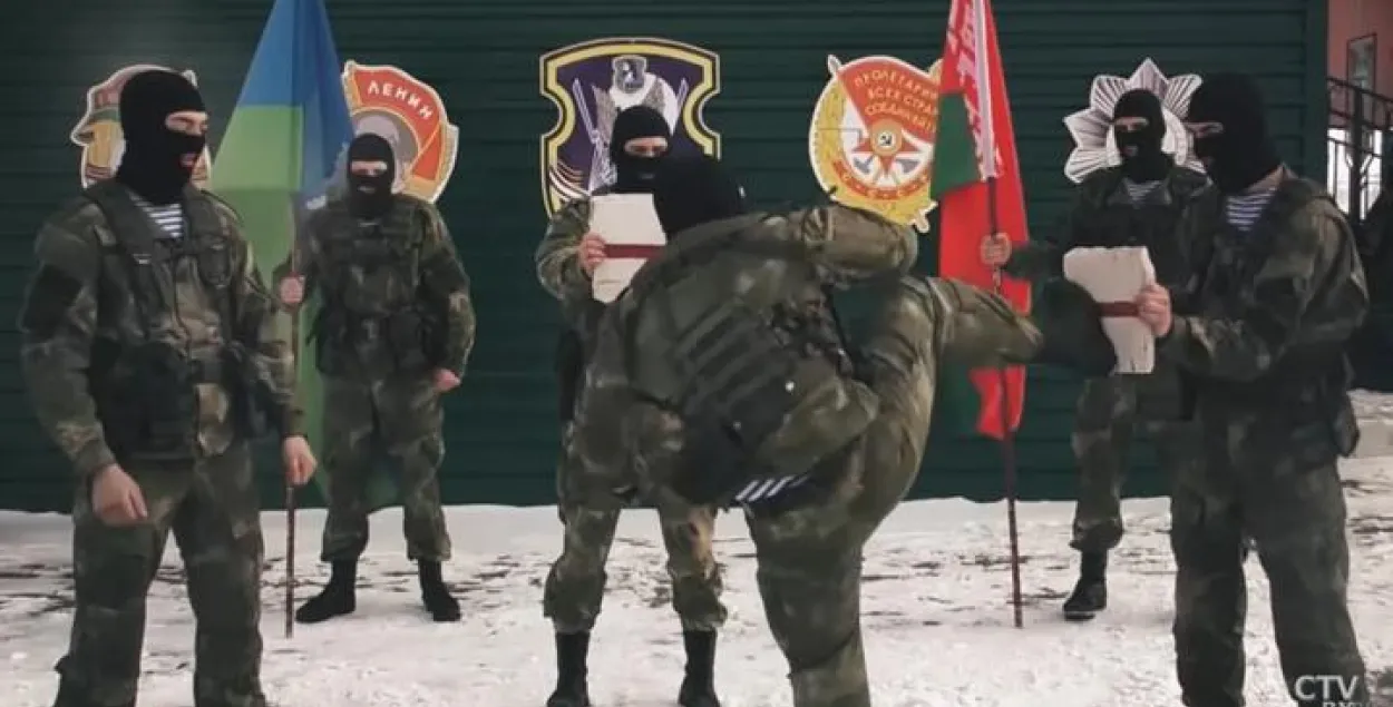 Десантники разбивают бело-красно-белые предметы / кадр с видео