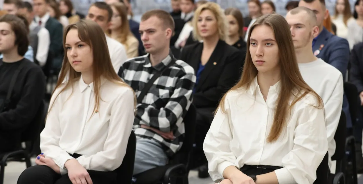 Лица студентов, слушающих о распределении / t.me/sovrep
