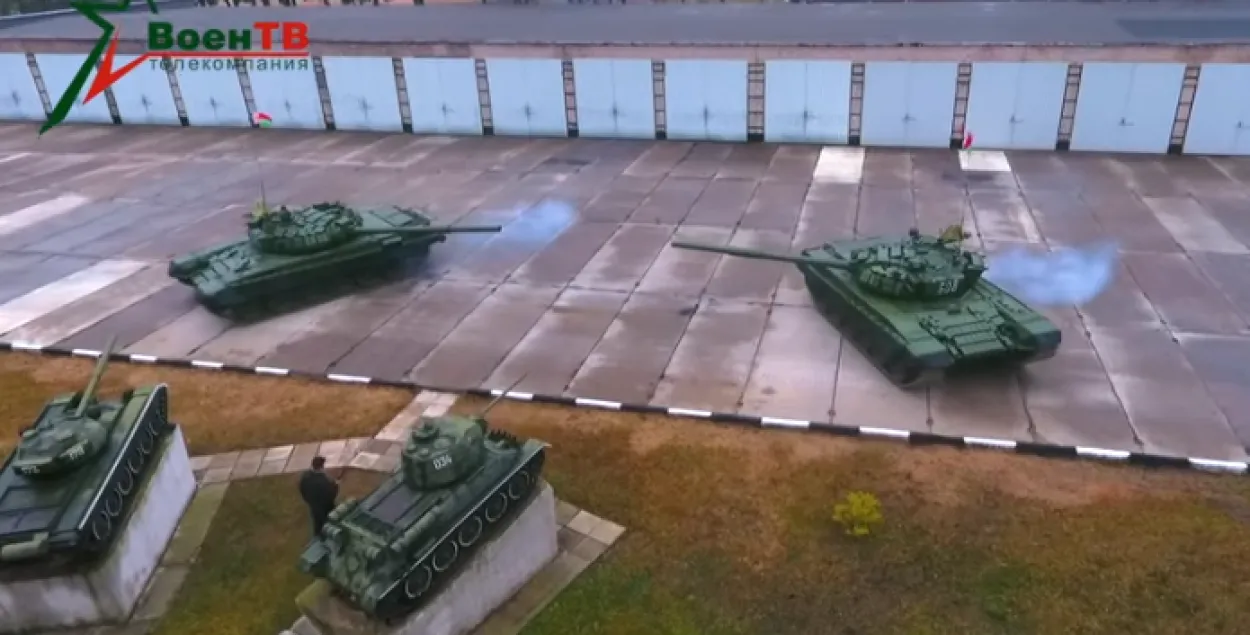 42-тонные боевые машины синхронно "танцуют" под легендарный вальс.​