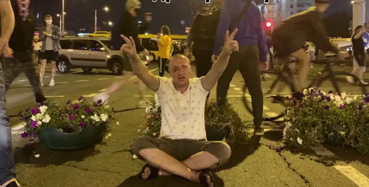 Александр Тарайковский сидит на асфальте возле станции метро "Пушкинская" в Минске незадолго до гибели / Еврорадио