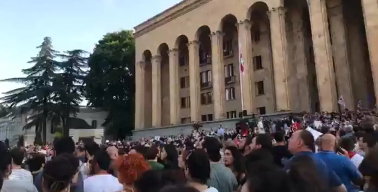 У Тбілісі працягваюцца вулічныя пратэсты (онлайн-відэа)
