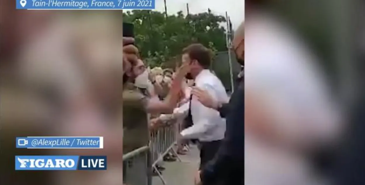 Момент инцидента с Макроном / twitter.com/le_figaro​