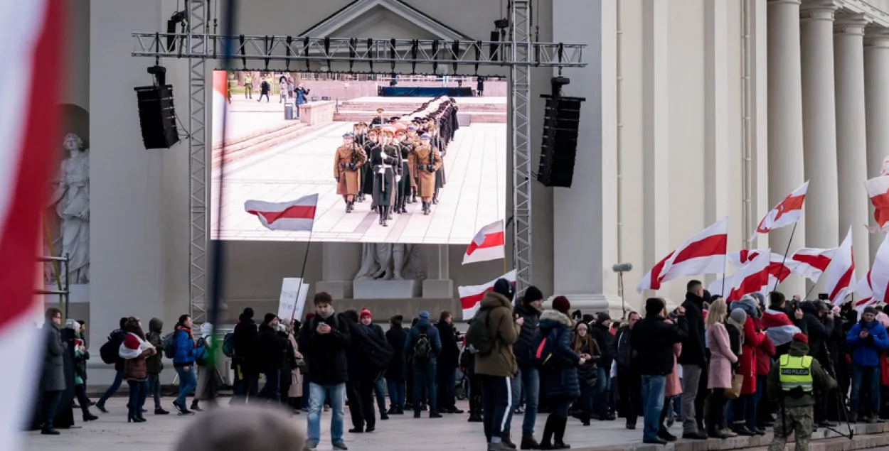 White-red-white flags in Vilnius / delfi.lt