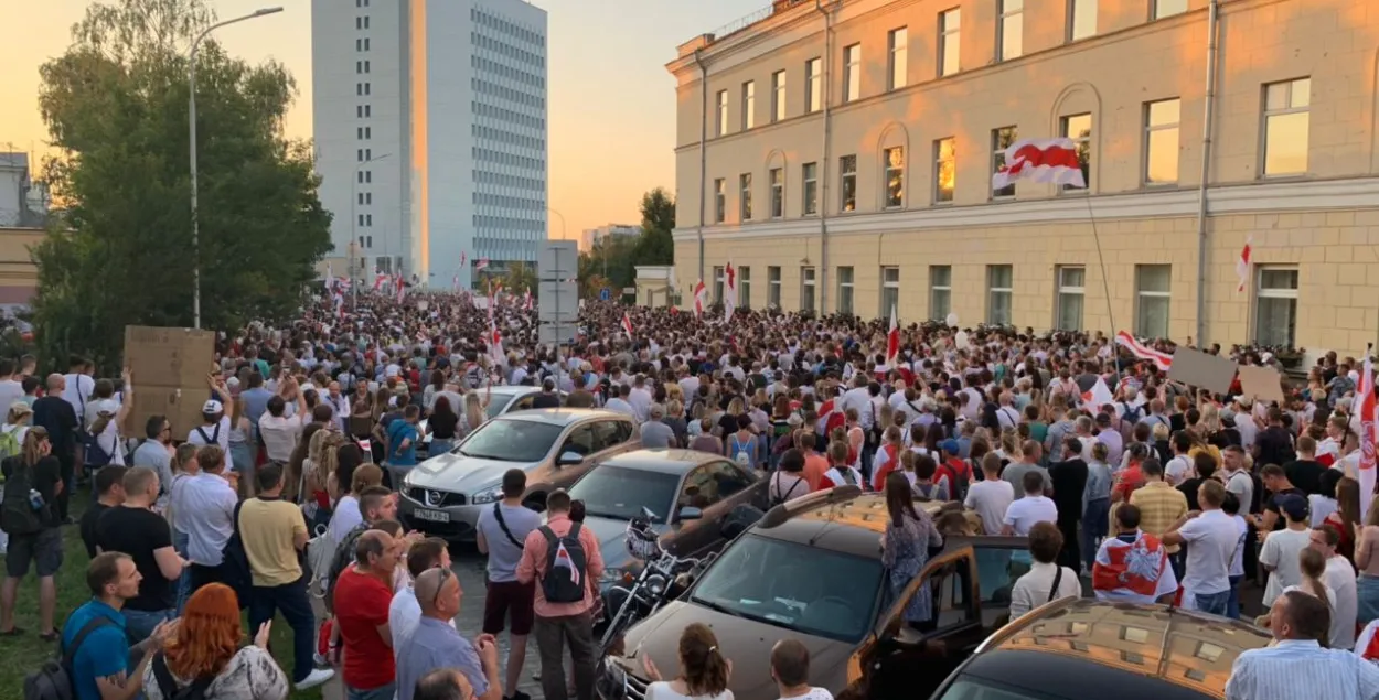 В августе 2020-го люди пришли к СИЗО № 1 поддержать политзаключённых / Из архива Еврорадио
