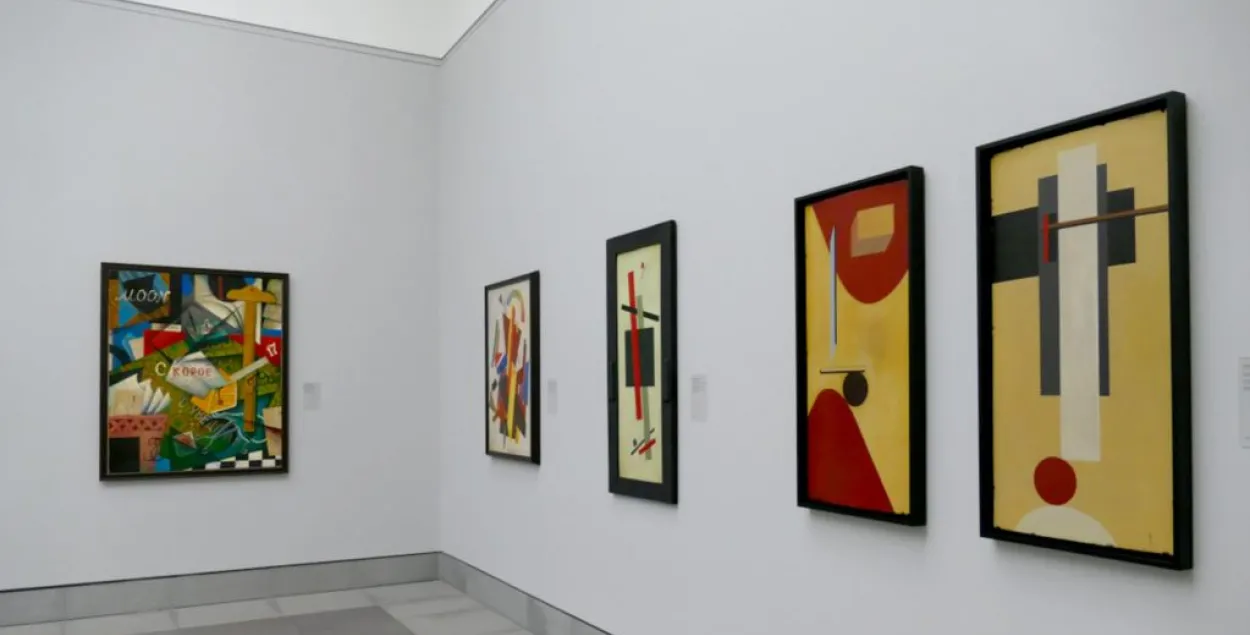 Экспозиция с "сомнительными" картинами. Фото: svoboda.org