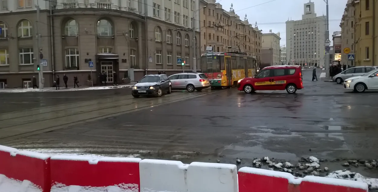 В Минске на Свердлова столкнулись легковушка и трамвай, возможна пробка