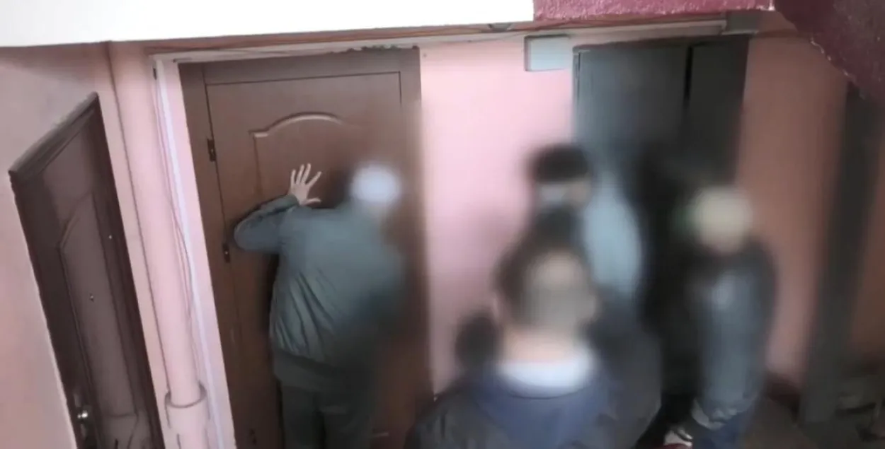 Люди в штатском у квартиры минчанина Андрея Зельцера / скриншот видео
