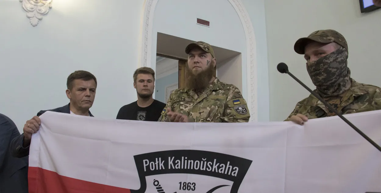 Сяргей Сухамлін (злева) з прадстаўнікамі палка імя Кастуся Каліноўскага / zt-rada.gov.ua
