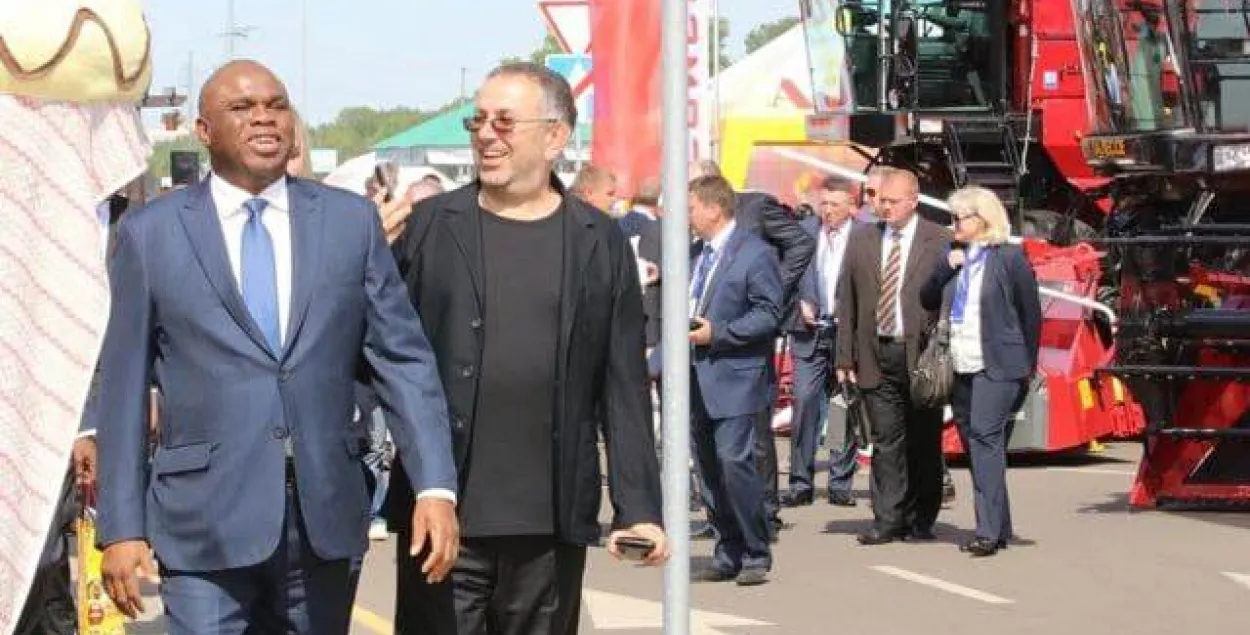 Аляксандр Зінгман з кіраўніком Афрыканскага экспартна-імпартнага банка Бенедыктам Арамай на выставе "Белагра" / асабісты архіў