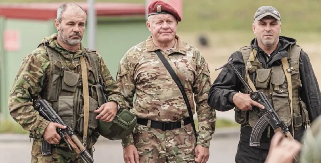 Дзмітрый Паўлічэнка (у цэнтры) і аўтаматчыкі