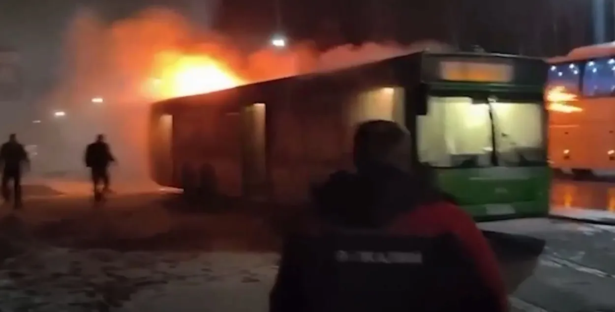 A bus on fire on a highway in the Perm region of Russia / vk.com