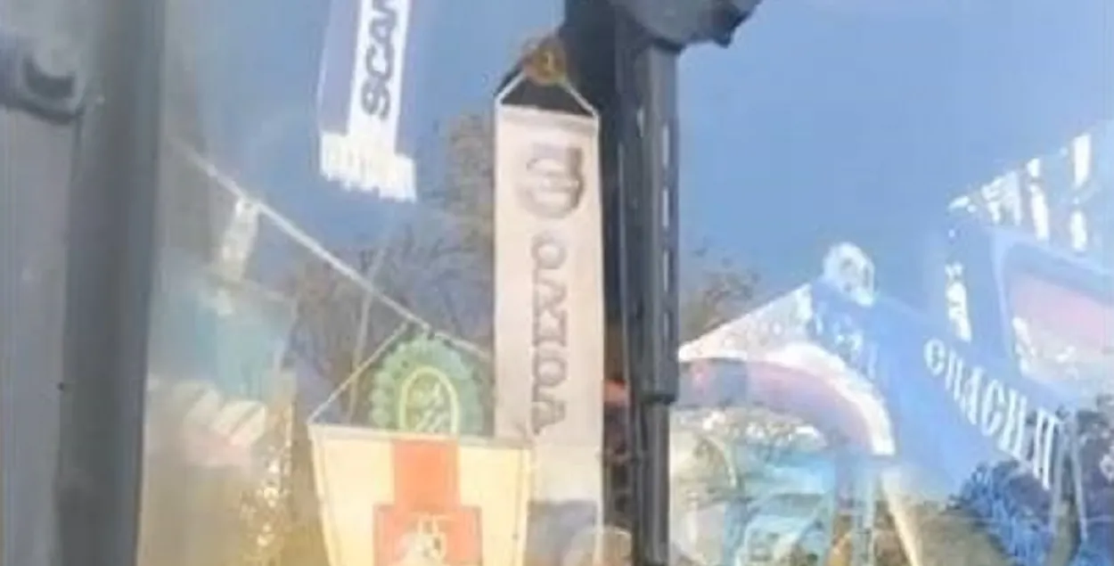 Флажок с "Погоней" в кабине трактора