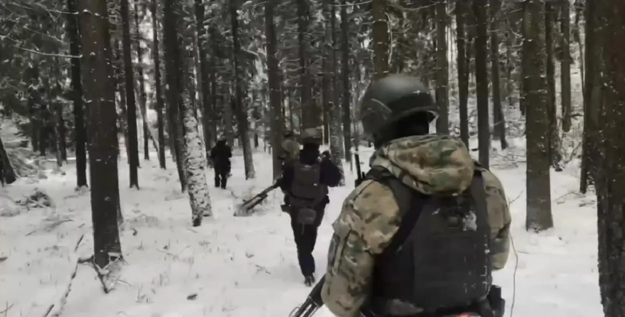 Байцы "Тарнада" на навучанні ў лесе