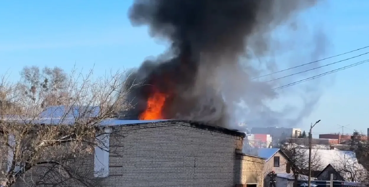 Агонь ахапіў дах будынка