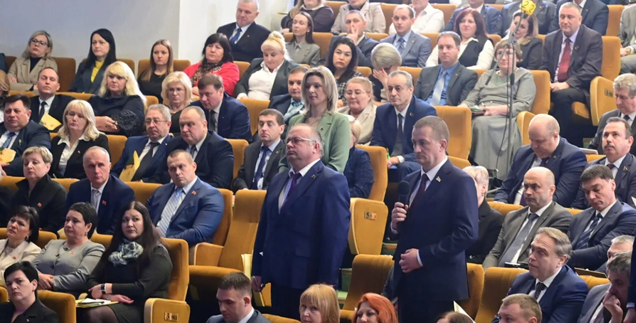 Старшыня КДК Васіль Герасімаў стаіць у цэнтры
