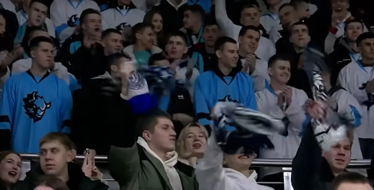 Болельщики минского "Динамо" на матче с "Куньлунем"
