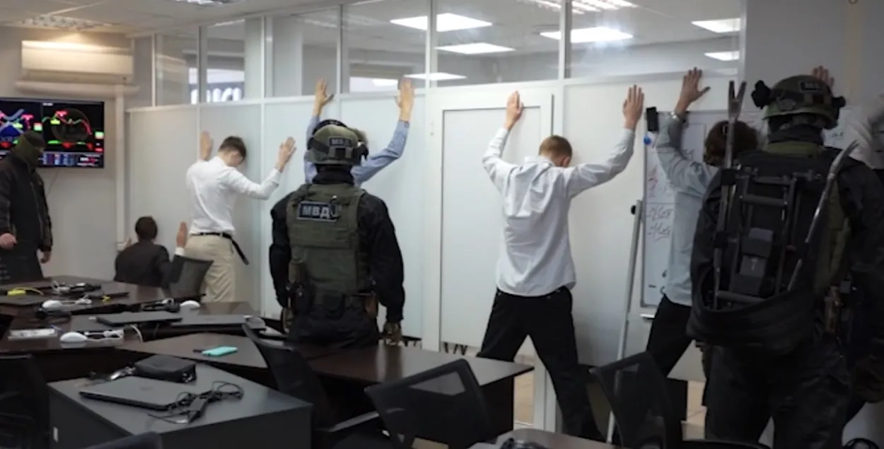 Силовики в помещении колл-центра
