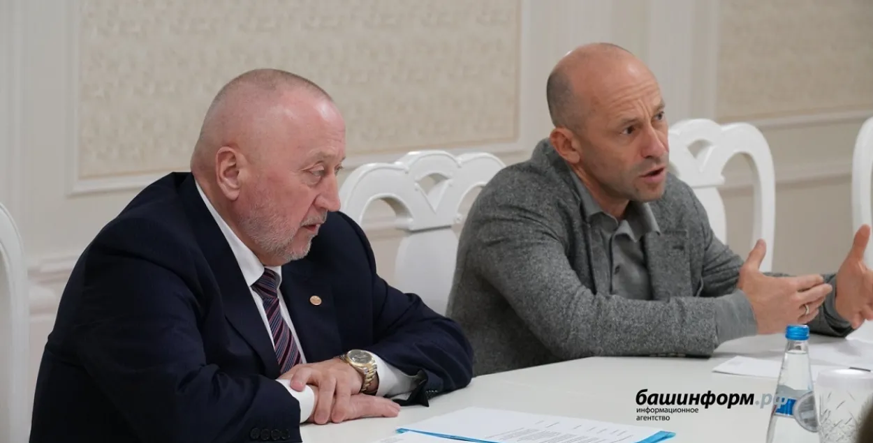 Александр Мошенский (справа) на переговорах в&nbsp;Башкортостане
