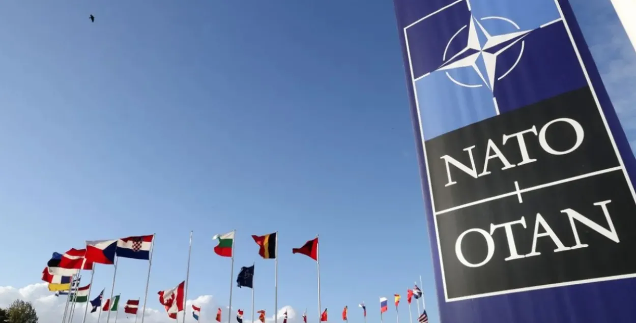 Сцягі перад штаб-кватэрай NATO&nbsp;ў Бруселі
