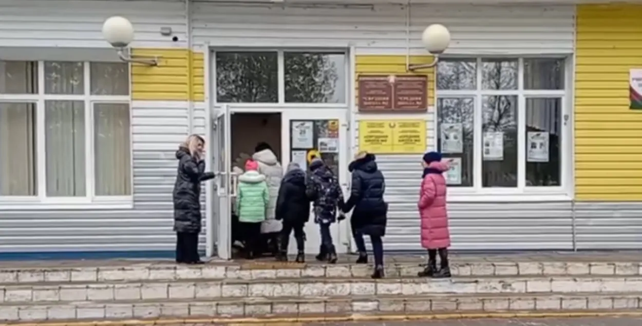 Дети возвращаются в школу после ликвидации причины задымления
