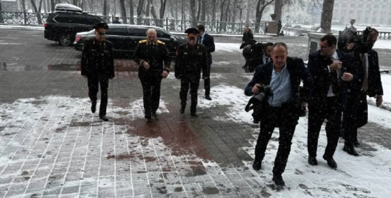 Александр Лукашенко под снегом идет в Центральный дом офицеров
