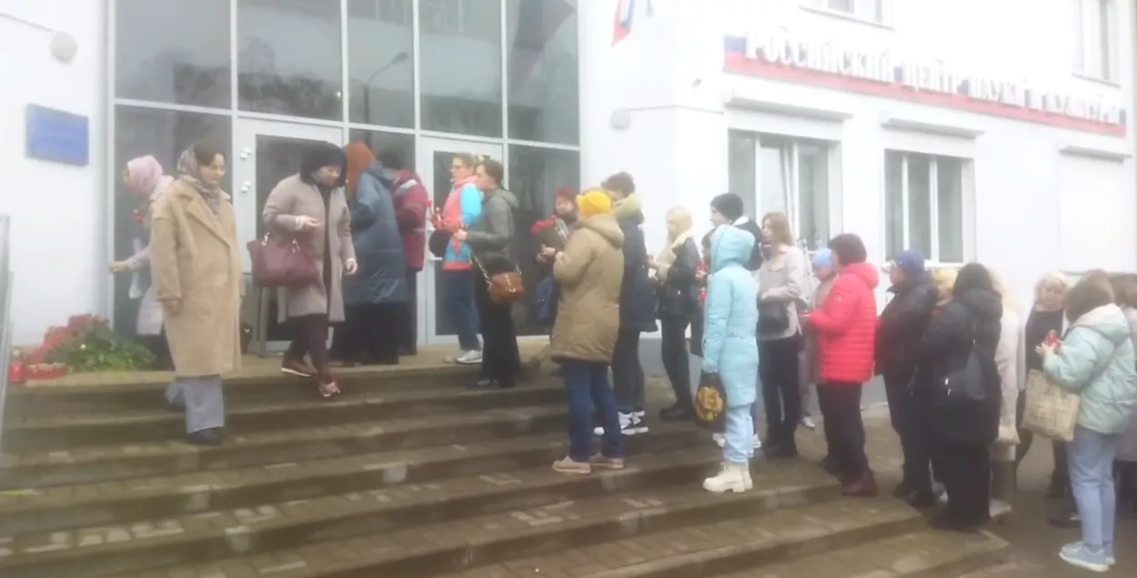 В Гомеле цветы несут к "Русскому дому"
