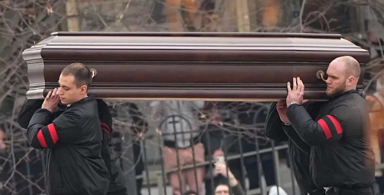 Труну з Аляксеем Навальным нясуць у храм&nbsp;
