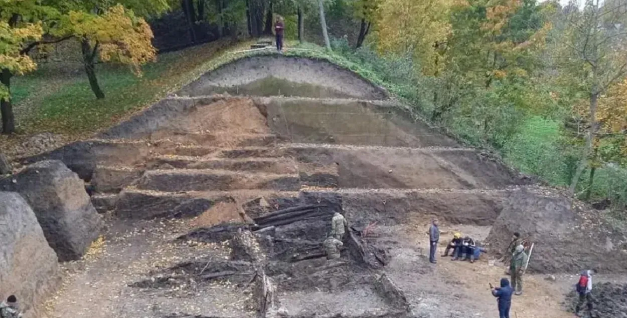 Археологические раскопки городища на Менке
