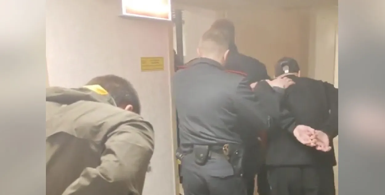 Милиционеры и протестующие
