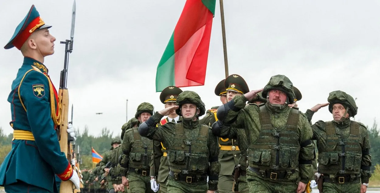 Беларускія салдаты падчас параду / AFP

