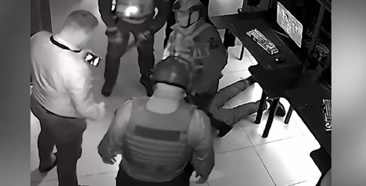 Мужчина играл в Counter-Strike, когда появился "не виртуальный, а реальный спецназ"
