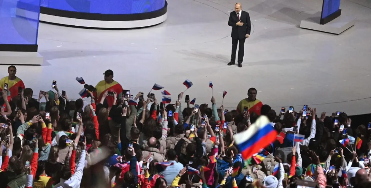 Уладзімір Пуцін на фестывалі моладзі ў Сочы
