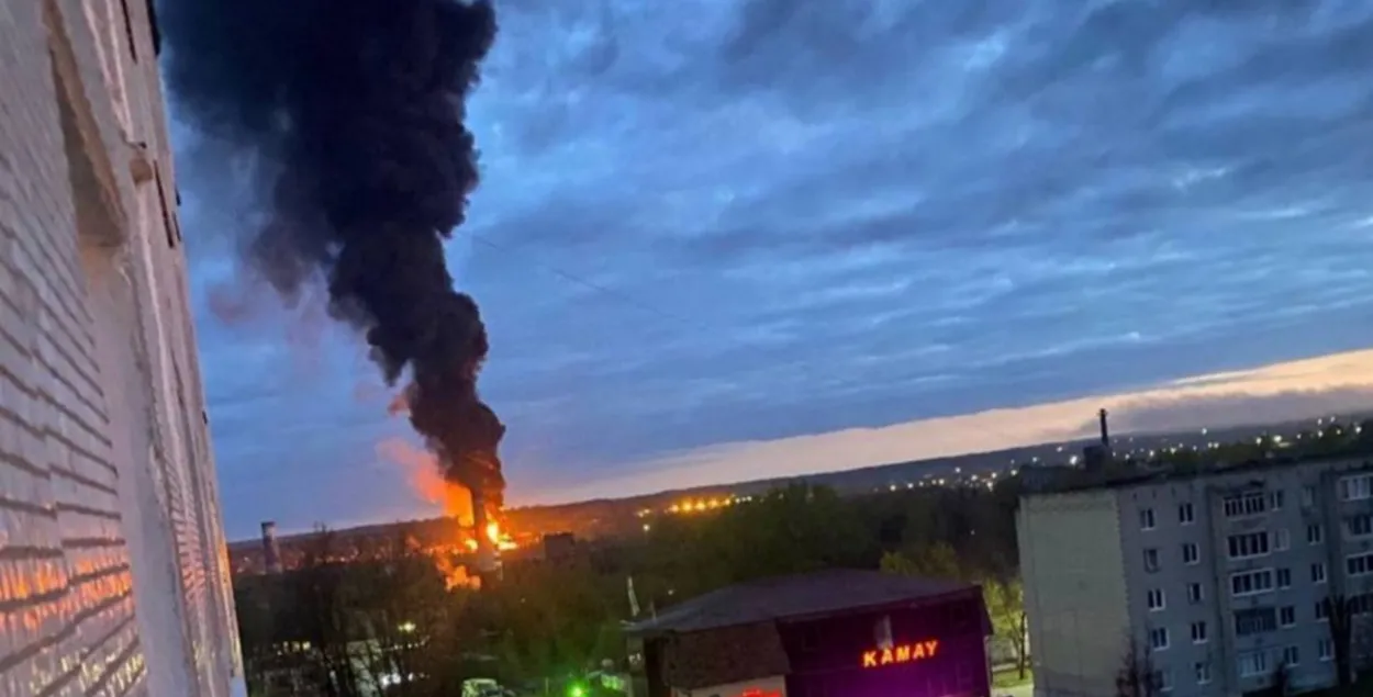 Пажар пасля атакі беспілотнікаў у Смаленскай вобласці
