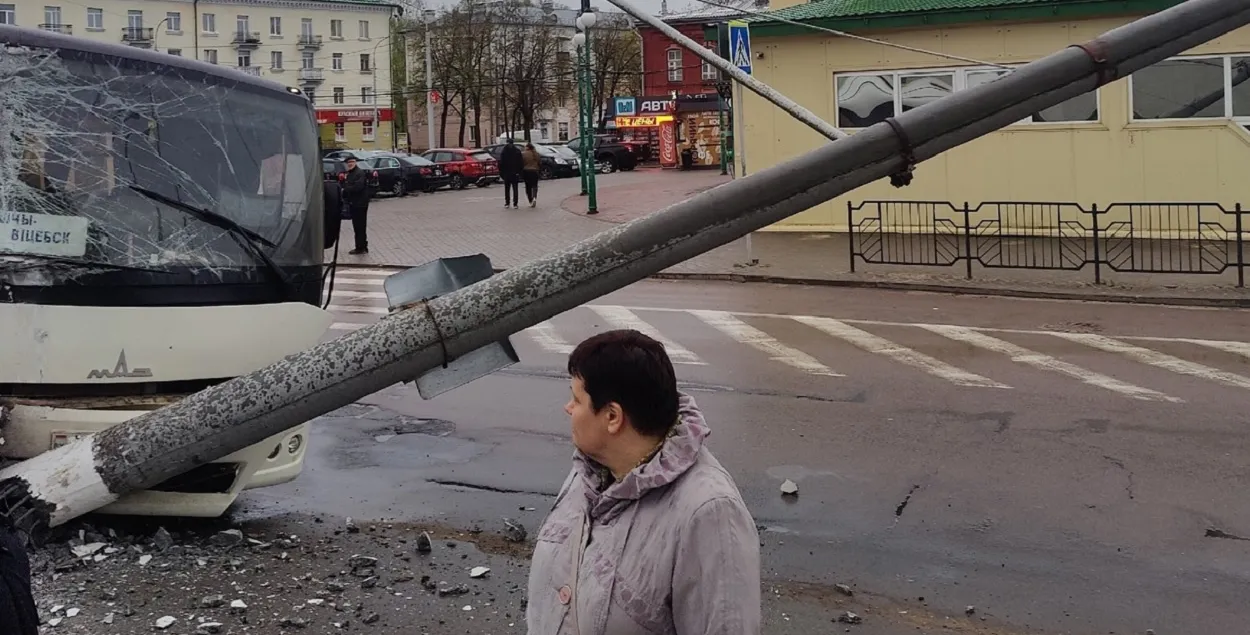Аўтобус збіў слуп
