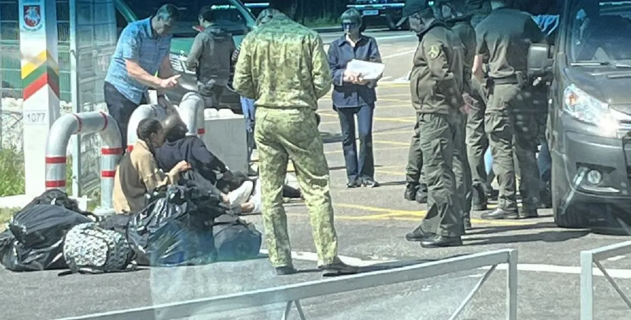 Они стояли и сидели на проезжей части в пункте пропуска
