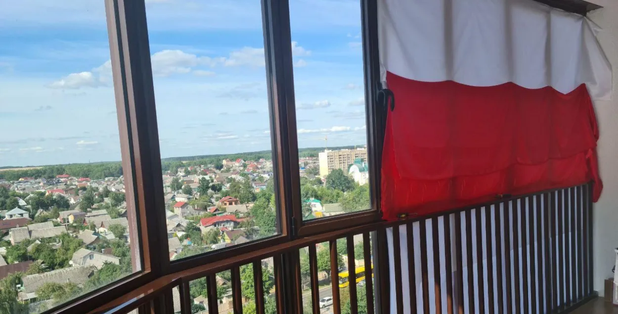 Бело-красно-белые занавески
