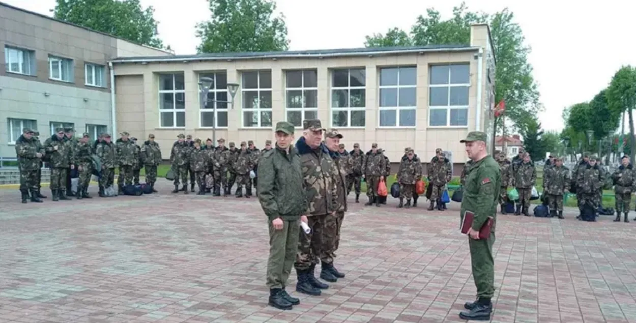 Мужчин отпустят домой только в конце мая
