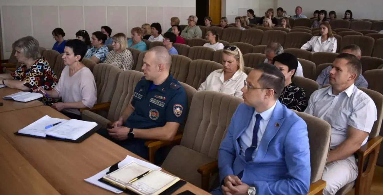 Участники совещания слушают итоги соцопроса
