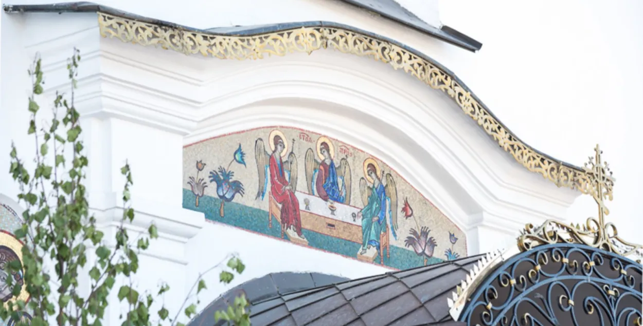 Согласно Евангелию в этот день на апостолов сошёл Святой Дух — и они смогли говорить на всех языках мира. И многие их услышали.
