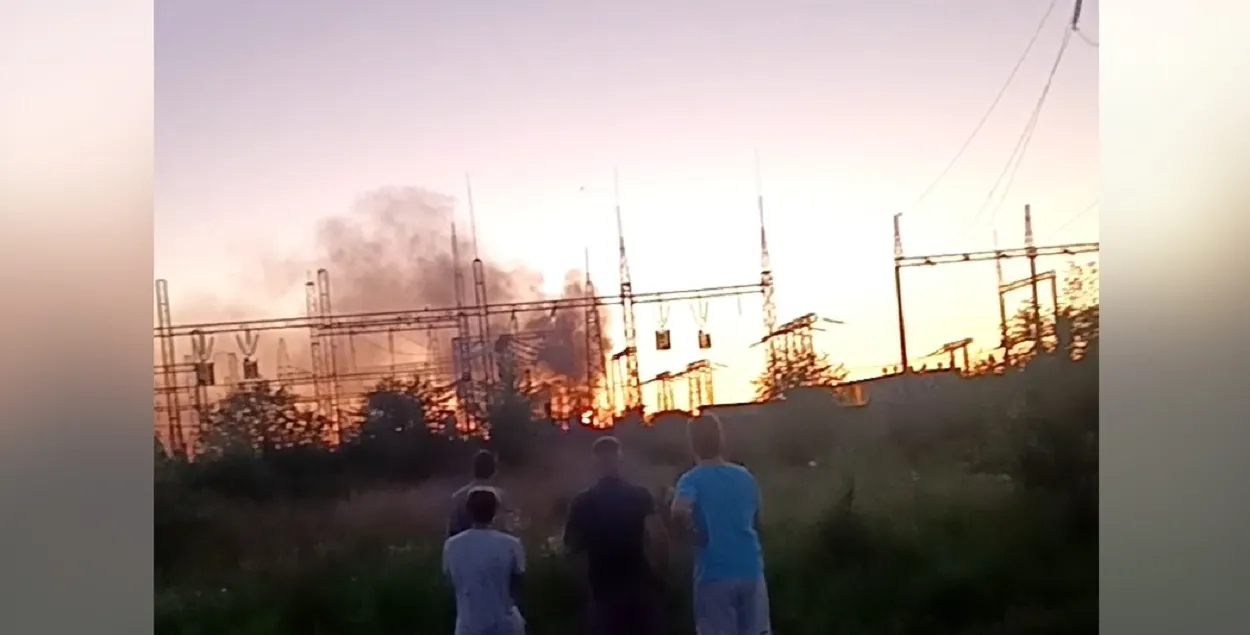 Местные жители смотрели на пожар
