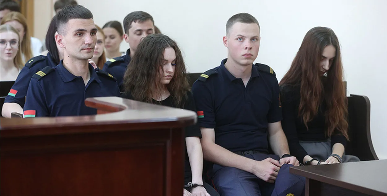 Девушек держали в наручниках&nbsp;
