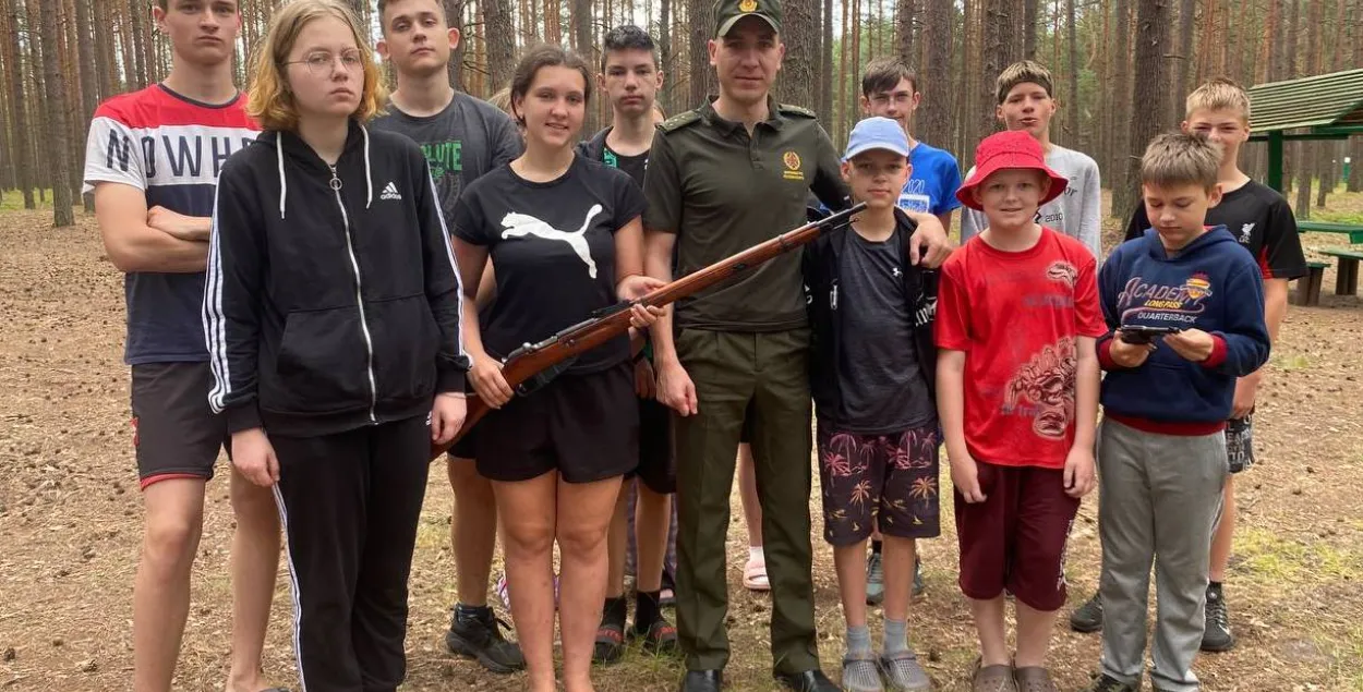 Афіцэр прывёз макеты трохлінейнай вінтоўкі Мосіна і рэвальвера сістэмы Нагана
