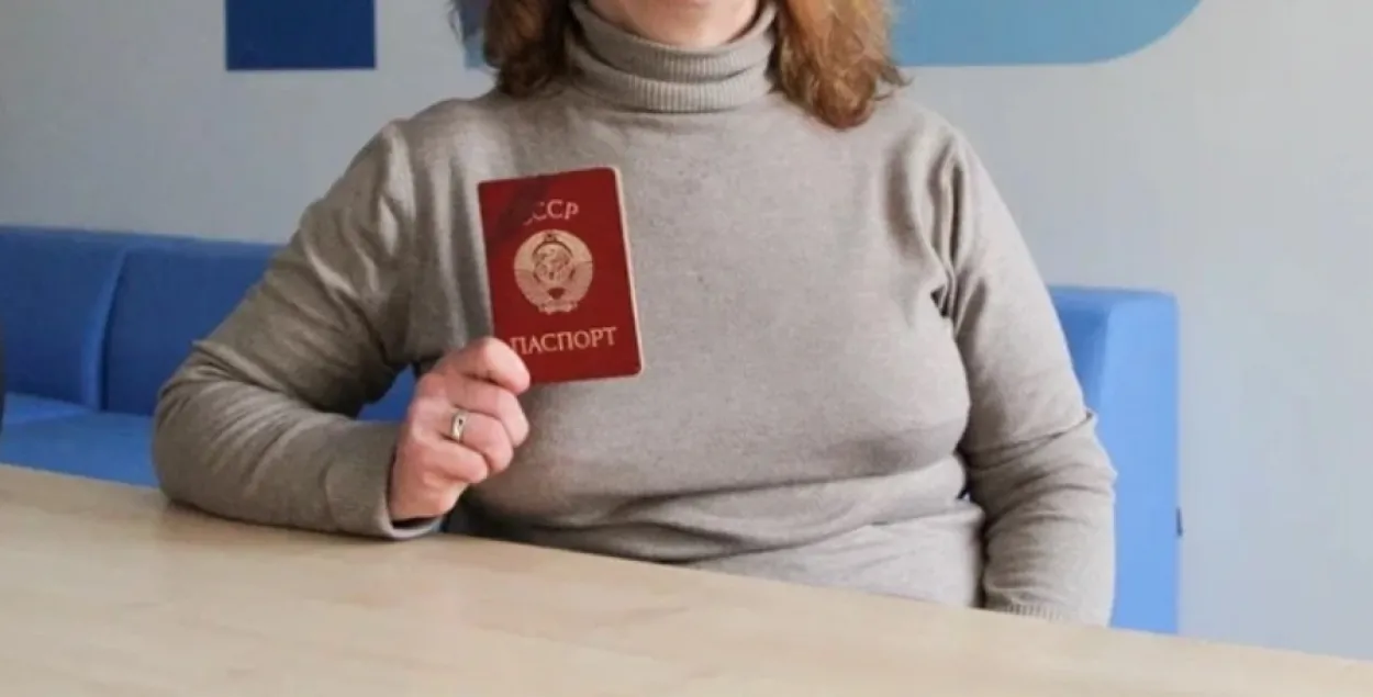 Міліцыянеры правяралі дакументы, а жанчына паказала ім савецкі пашпарт (ілюстрацыйнае фота)
