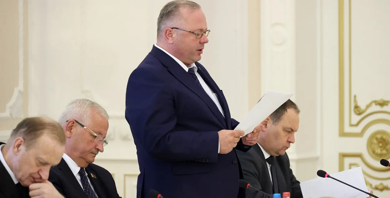 Выступае галоўны кантралёр Васіль Герасімаў, справа ад яго — прэм'ер Раман Галоўчанка, крайні злева — кіраўнік НАН Уладзімір Гусакоў
