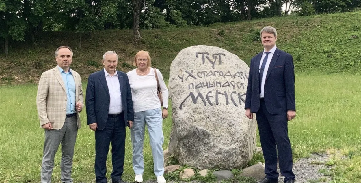Вадзім Лакіза (злева) каля гарадзішча на Менцы
