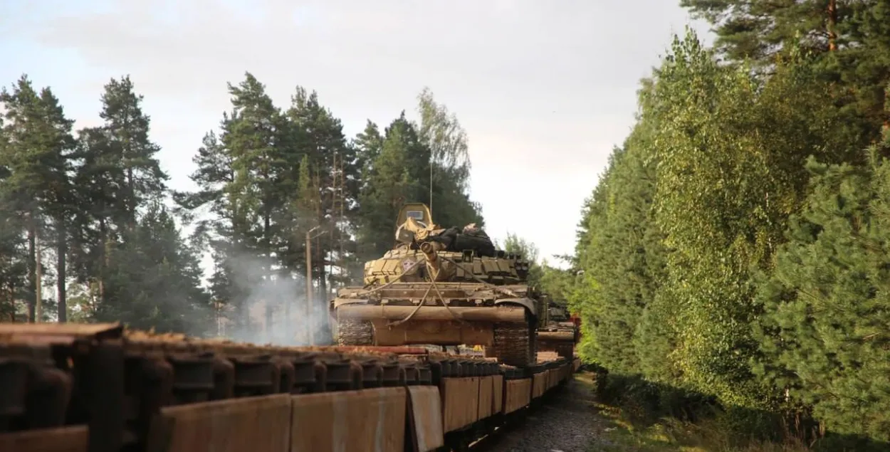 У жніўні ў Гомельскую вобласць перакінулі па чыгунцы бронетэхніку
