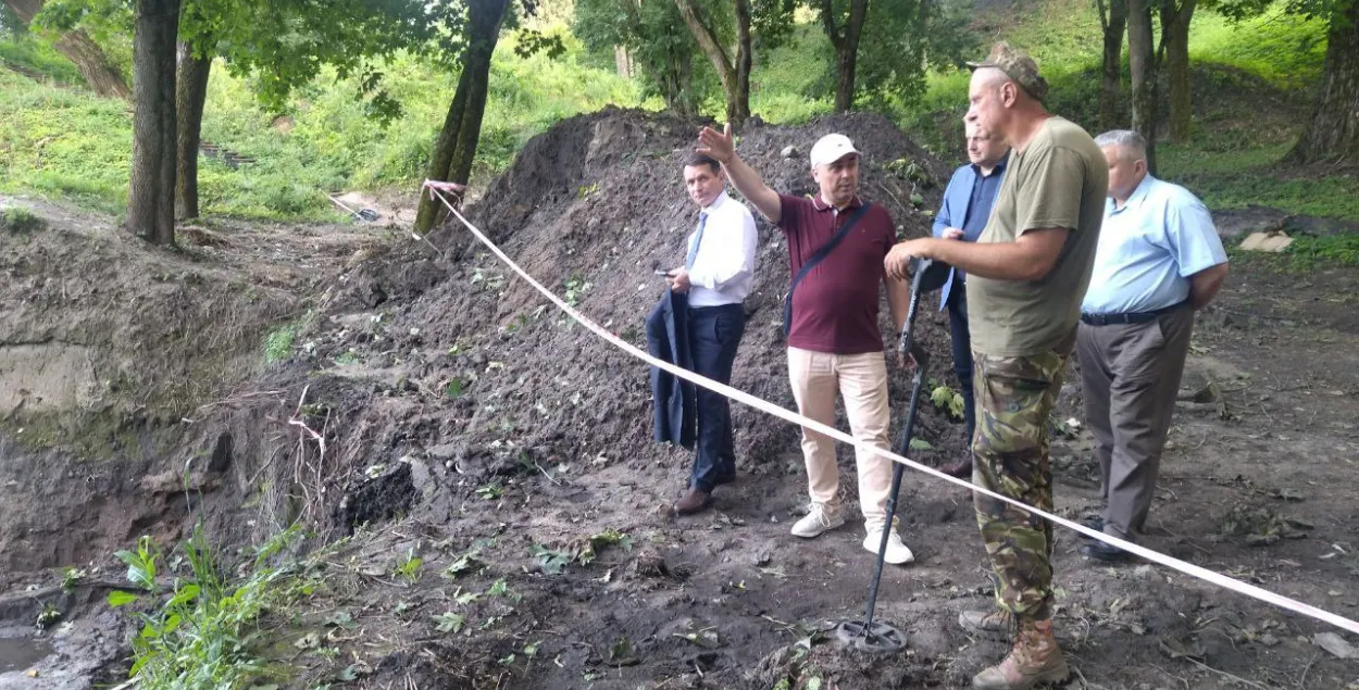 Вадим Лакиза (с поднятой рукой) на городище на Менке
