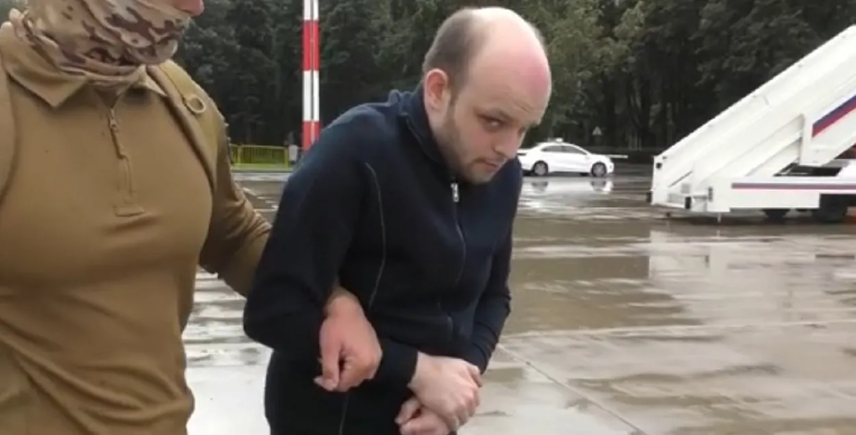 Рико Кригер во время посадки в самолет в Москве
