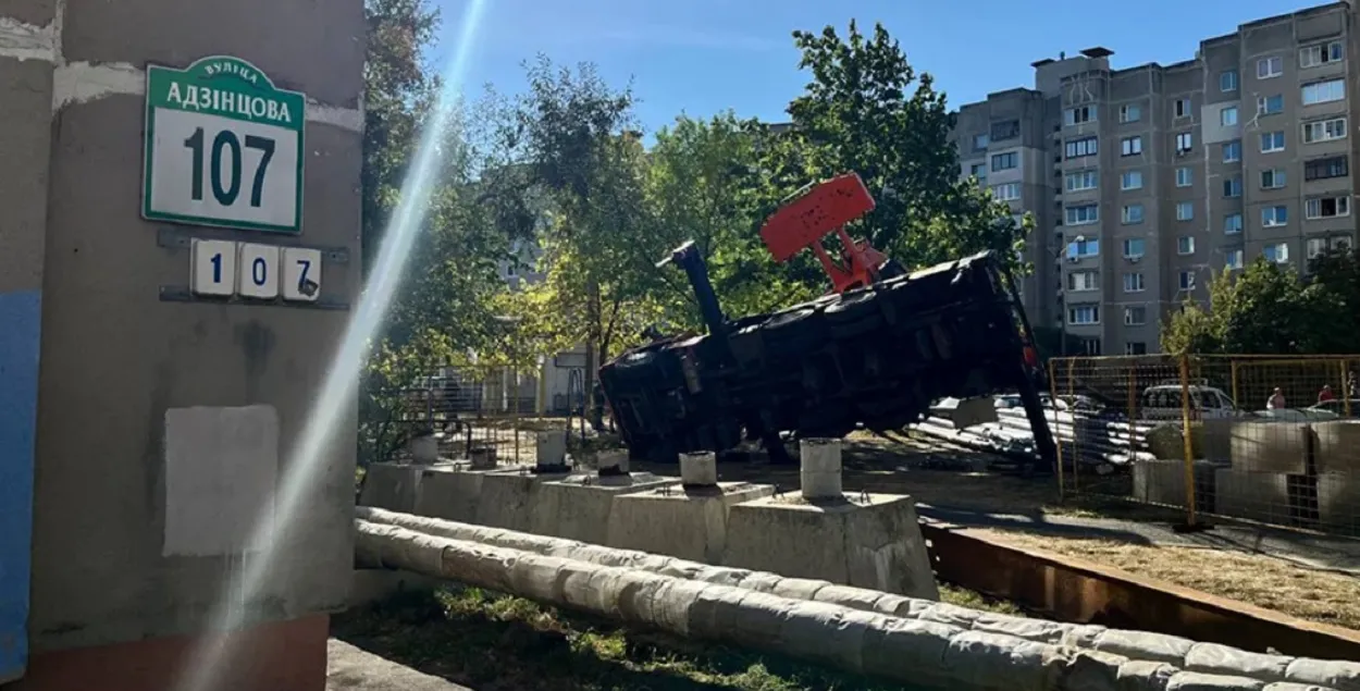Паводле папярэдняй інфармацыі, у аўтакрана правалілася апорная "лапа"
